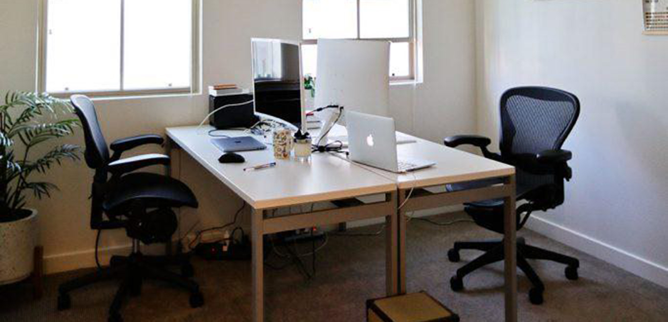 Space-Saving Office Desks: Maximizing Efficiency in Small Workspaces